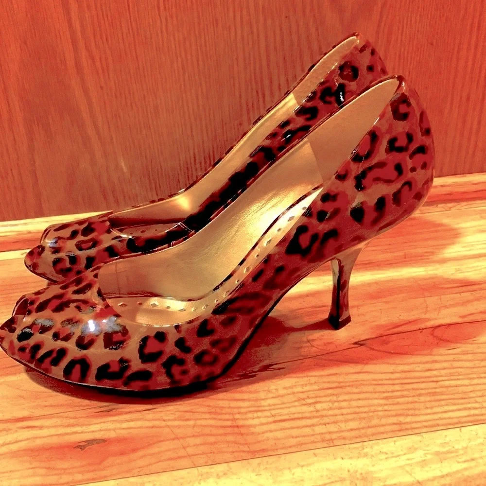 BCBGirls Brazil peep toe pinup rockabilly leopard heels pump cushion insoles EUC